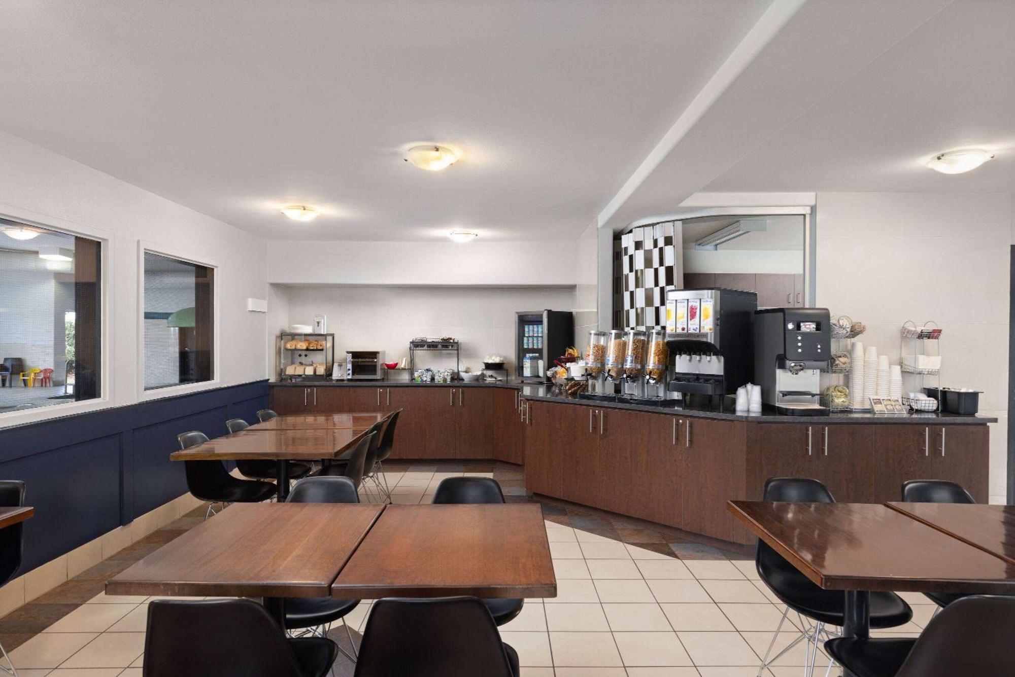 Super 8 By Wyndham St-Jerome Hotel Saint-Jerome Exterior photo