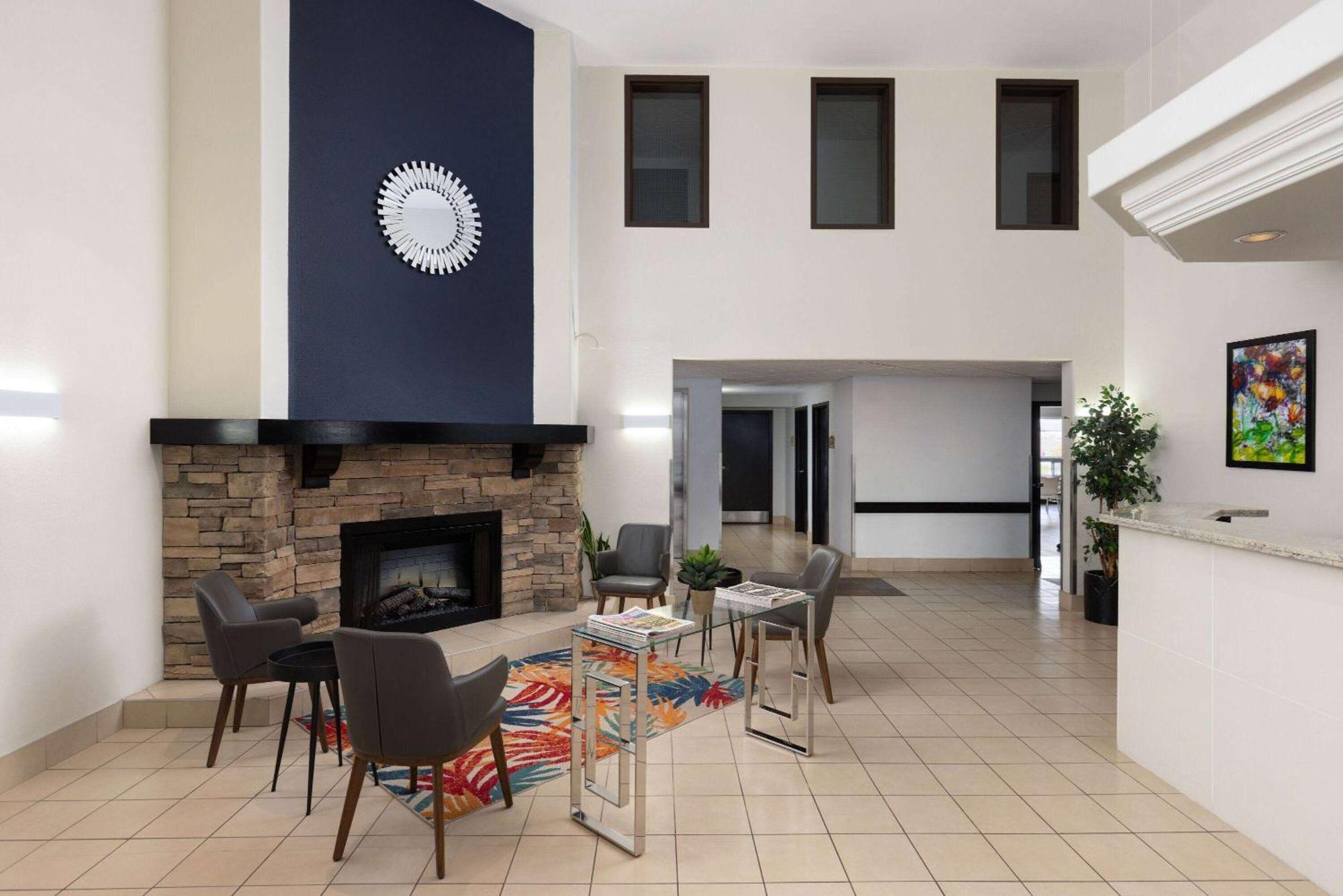 Super 8 By Wyndham St-Jerome Hotel Saint-Jerome Exterior photo