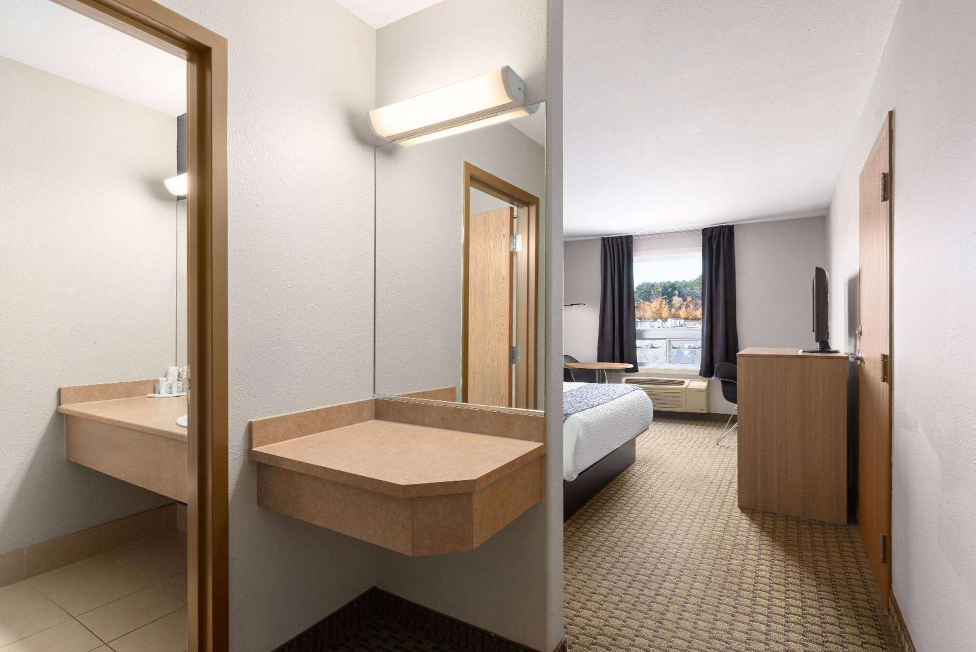 Super 8 By Wyndham St-Jerome Hotel Saint-Jerome Exterior photo
